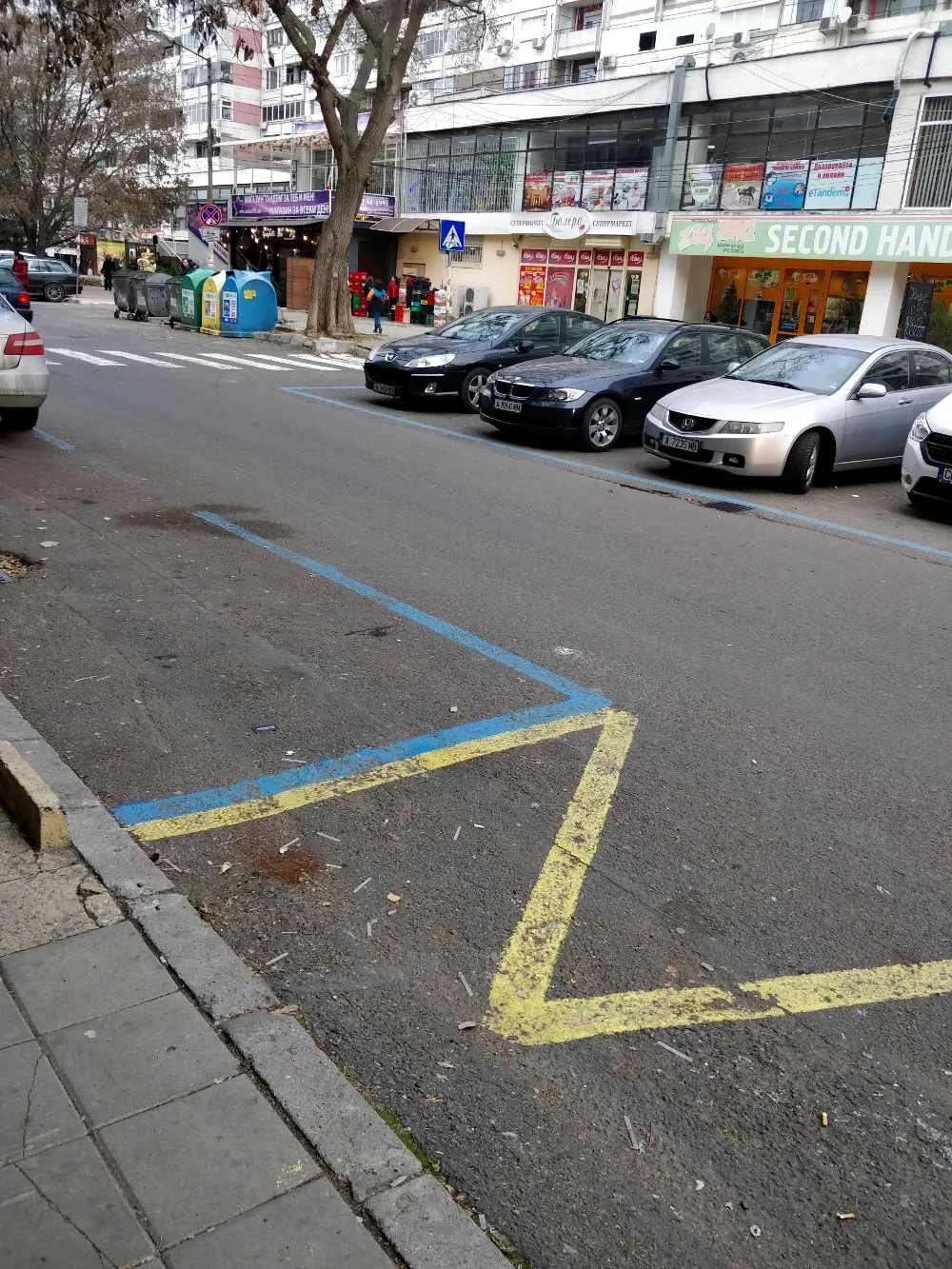 Синяя зона в Бургасе и разметка для остановки только спецтехники