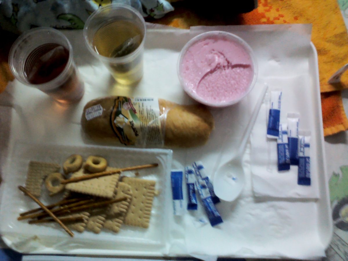 Традиционный завтрак в больнице: булочка, чай, мусс